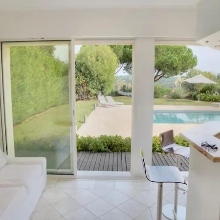 Poolhouse Maison Angelvin 아파트